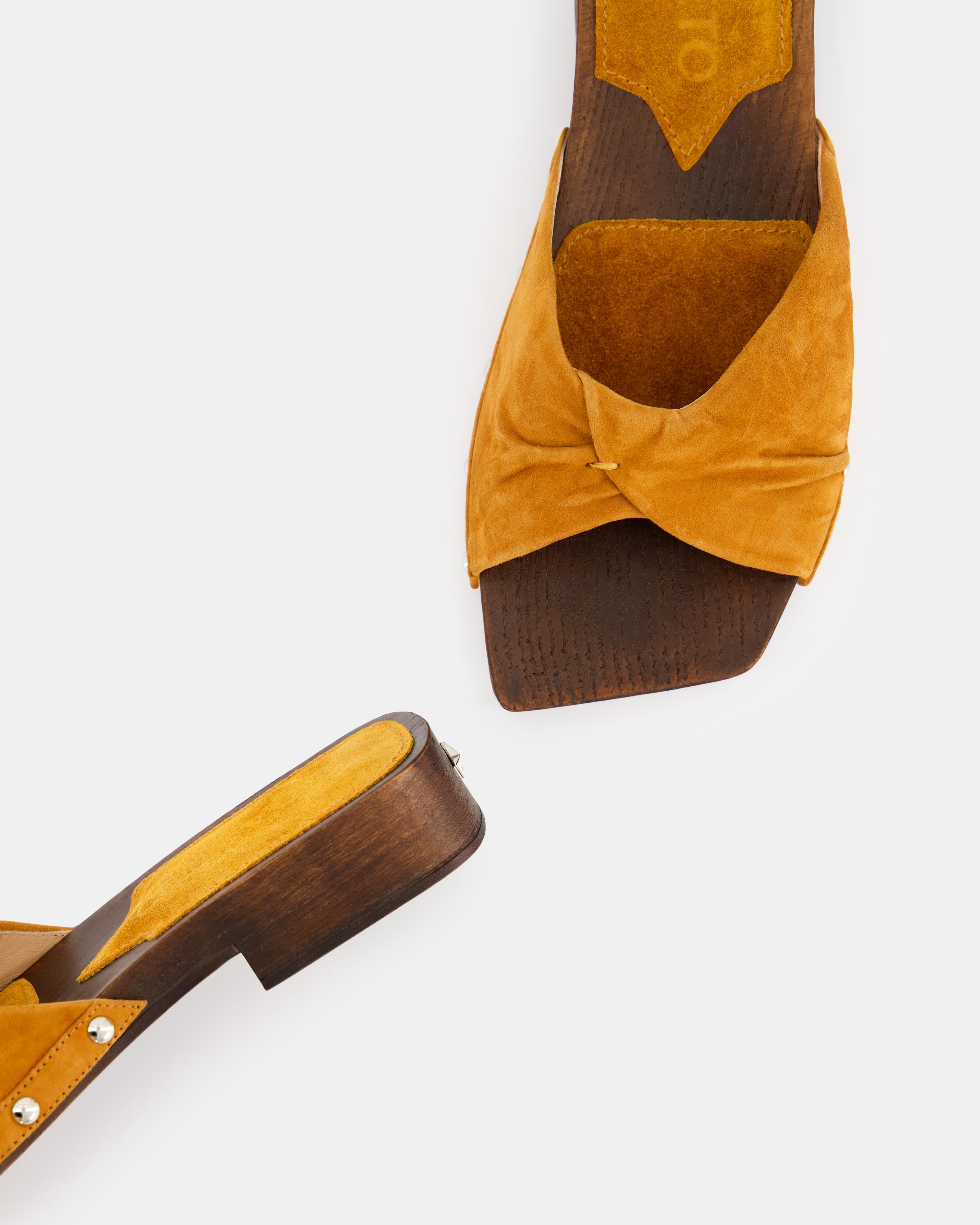Nodaleto Bulla Mellow Flat Clog mules Sunlight Suede cuir