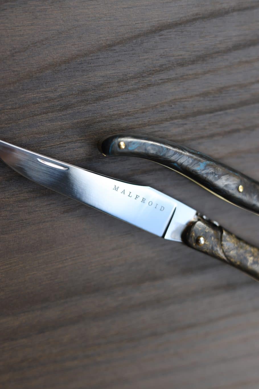 Malfroid Laguiole couteau carbone bleu traditionnel